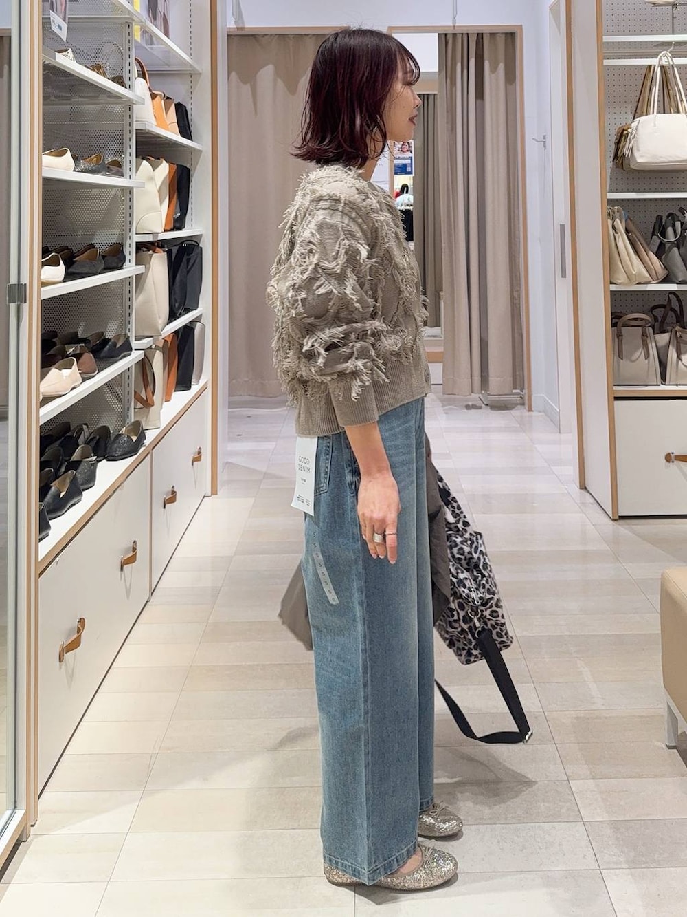 ブラック系のバレエシューズ、その他のトートバッグ、ブルー系のデニムパンツを着用したレディースの春コーディネートの6枚目の写真