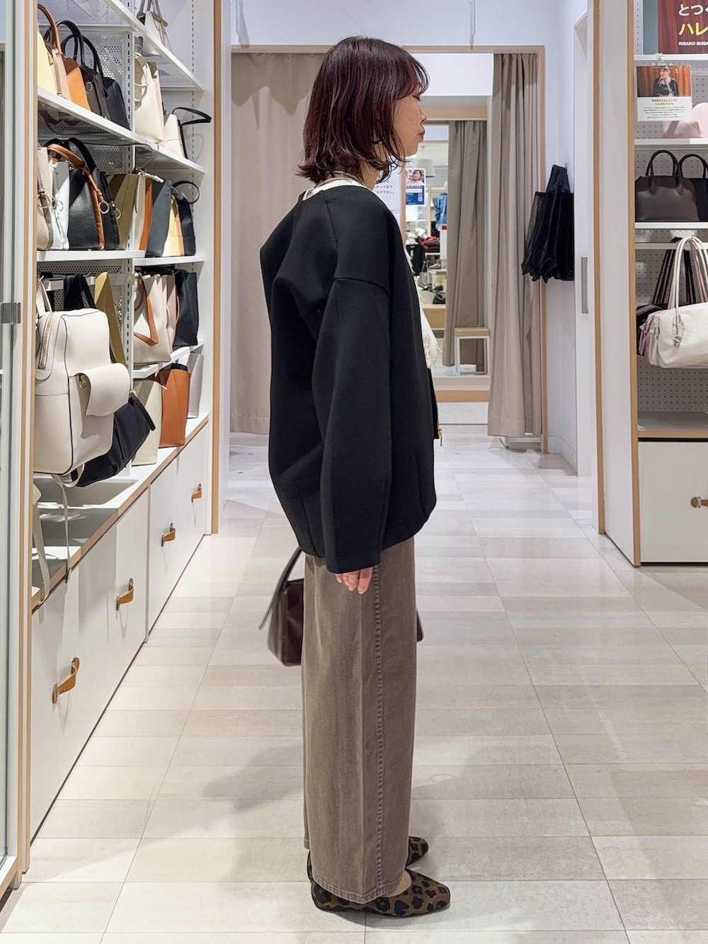 その他のパンプス、ブラック系のブルゾン、ブラウン系のデニムパンツを着用したレディースの冬コーディネートの5枚目の写真