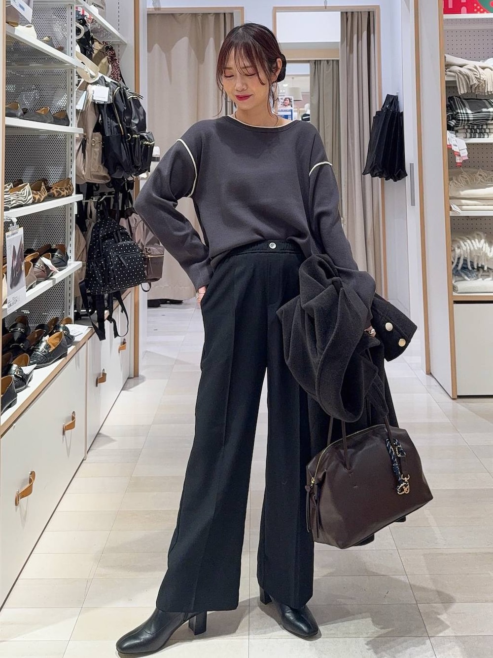 ホワイト系のブルゾン、ブラック系のスニーカー、ホワイト系のTシャツ/カットソーを着用したレディースの冬コーディネートの4枚目の写真