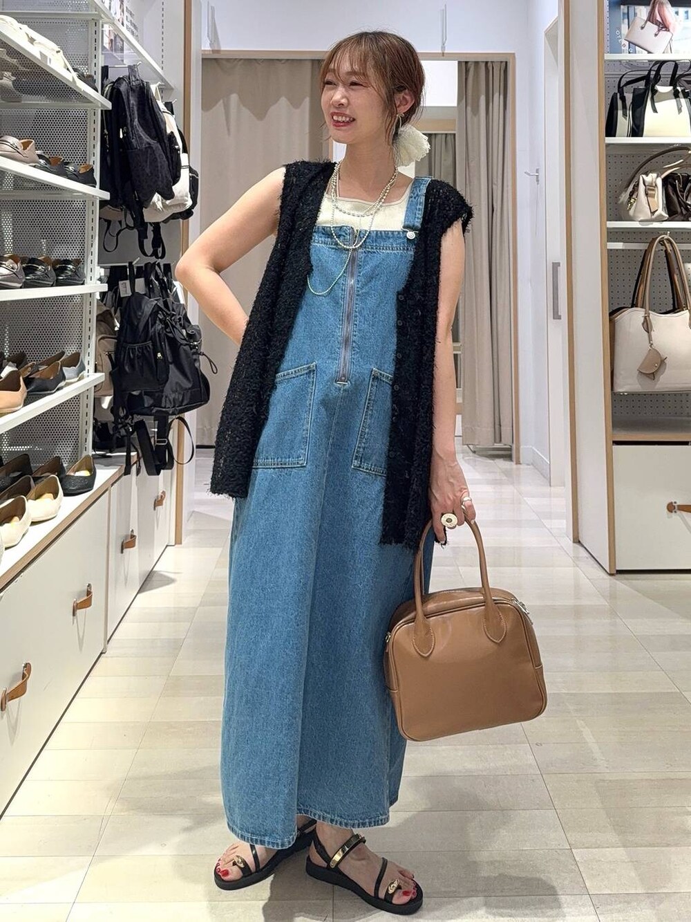 ブラック系のキャミソール、ベージュ系のその他パンツ、ブラック系のTシャツ/カットソーを着用したレディースの夏コーディネートの5枚目の写真