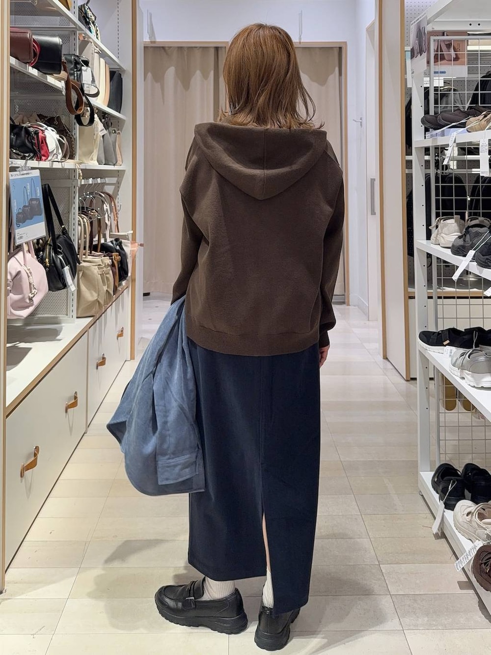 ホワイト系のTシャツ/カットソー、ブルー系のシャツ/ブラウス、ブルー系のスカートを着用したレディースの秋コーディネートの8枚目の写真