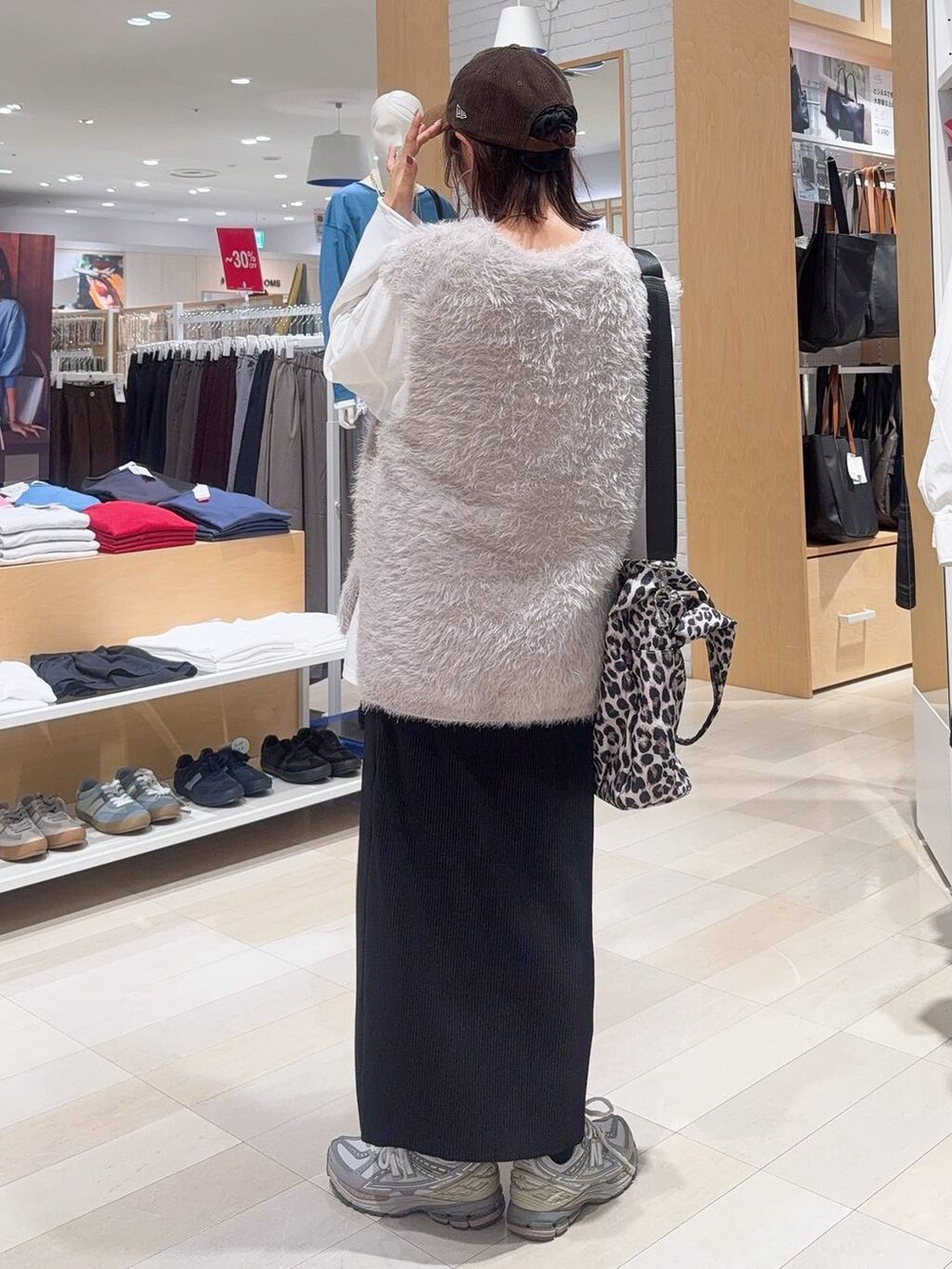 その他のトートバッグ、ブラック系のスカート、ベージュ系のベストを着用したレディースの秋コーディネートの5枚目の写真