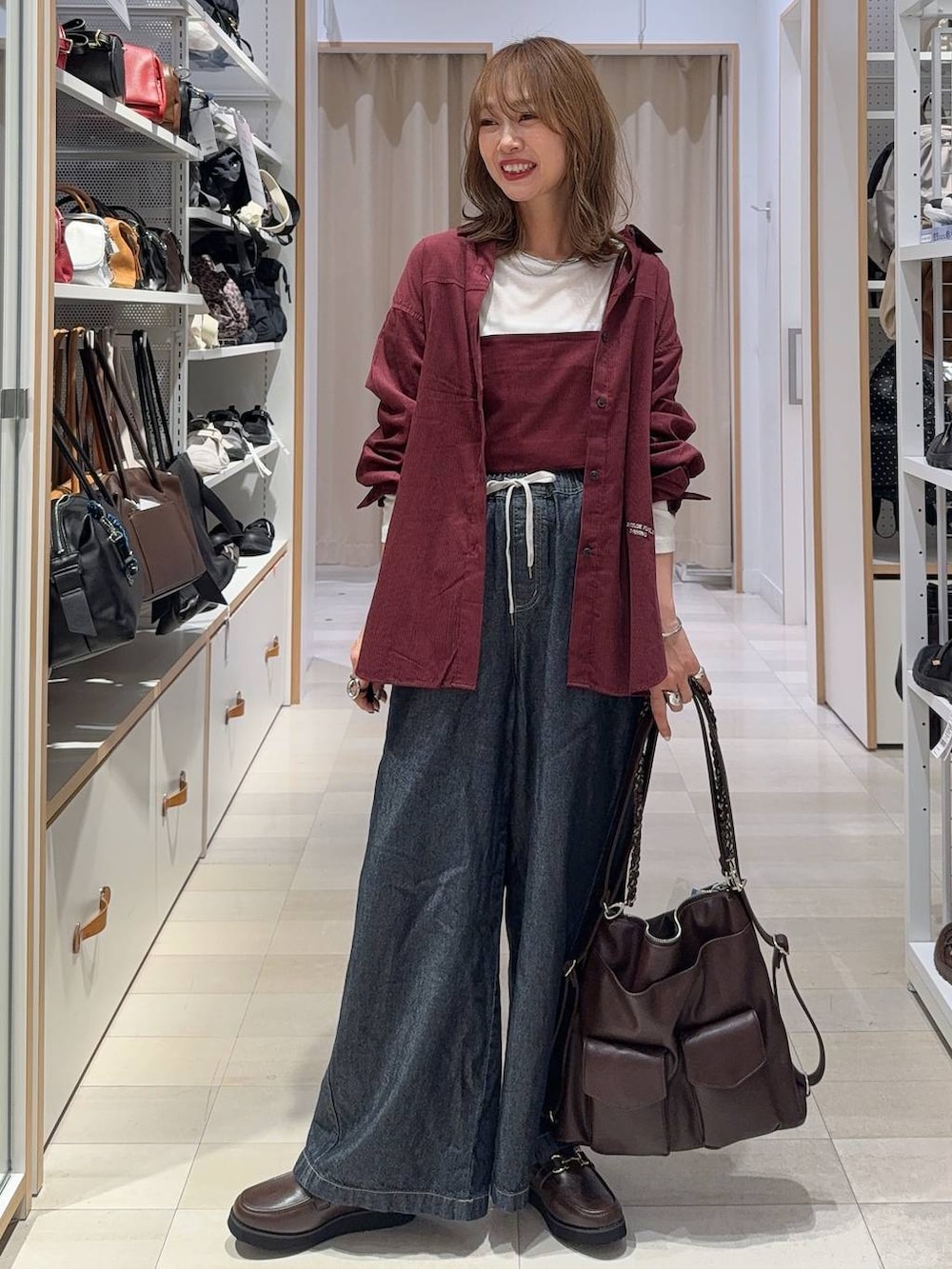 ホワイト系のTシャツ/カットソー、ブラウン系のローファー、ブラウン系のショルダーバッグを着用したレディースの秋コーディネートの2枚目の写真