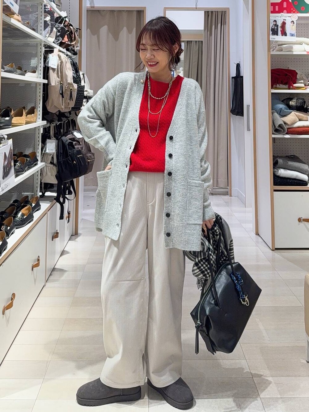 ブラック系のローファー、グレー系のカーディガン/ボレロ、ホワイト系のTシャツ/カットソーを着用したレディースの冬コーディネートの4枚目の写真