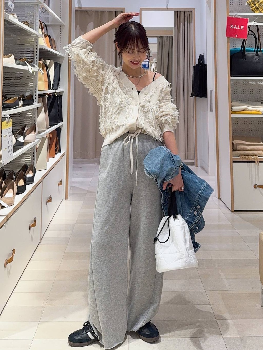 その他のパンプス、ブラック系のブルゾン、ブラウン系のデニムパンツを着用したレディースの冬コーディネートの4枚目の写真