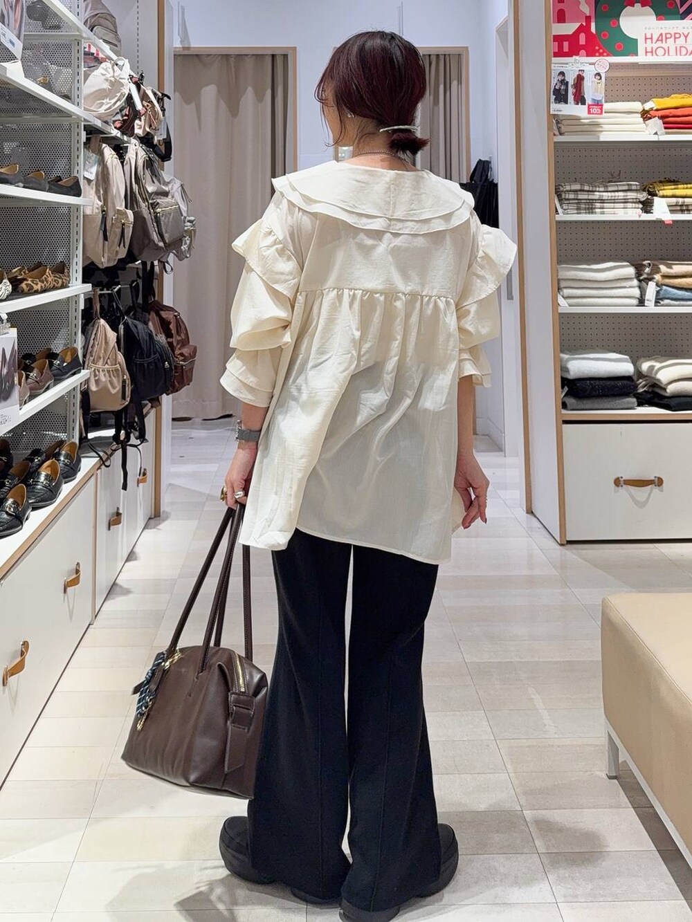 ブラウン系のボストンバッグ、ブラック系のブーツ、ブラウン系のカーディガン/ボレロを着用したレディースの冬コーディネートの8枚目の写真