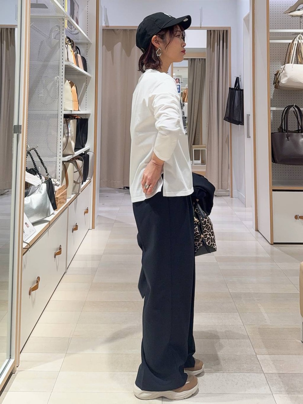 その他のショルダーバッグ、ブラウン系のその他シューズ、ブルー系のテーラードジャケットを着用したレディースの春コーディネートの8枚目の写真