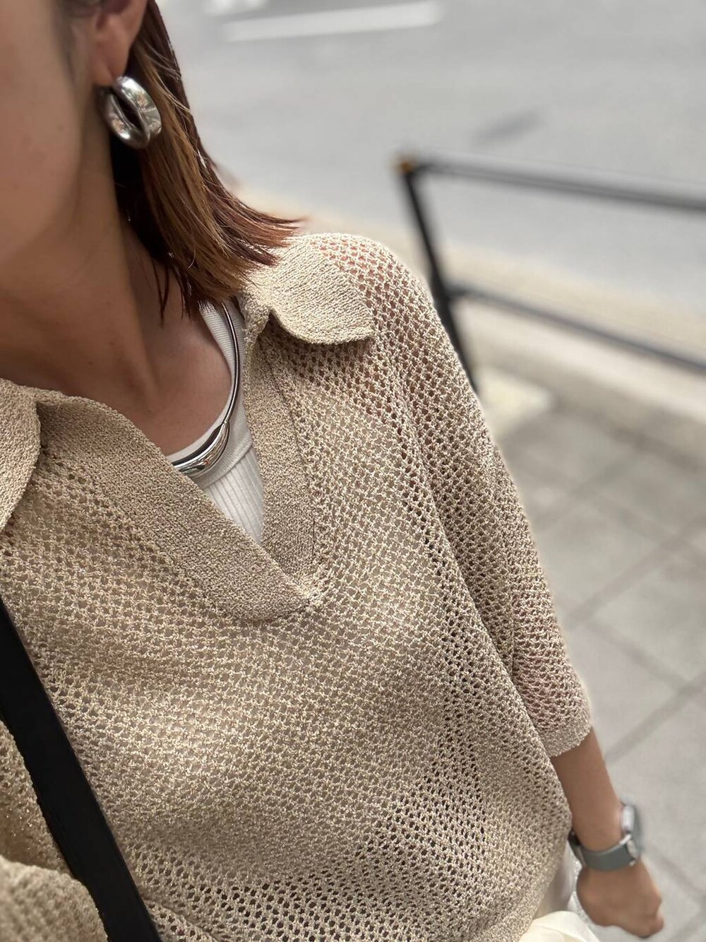 ベージュ系のその他パンツ、ブラック系のショルダーバッグ、ホワイト系のシャツ/ブラウスを着用したレディースの春コーディネートの5枚目の写真