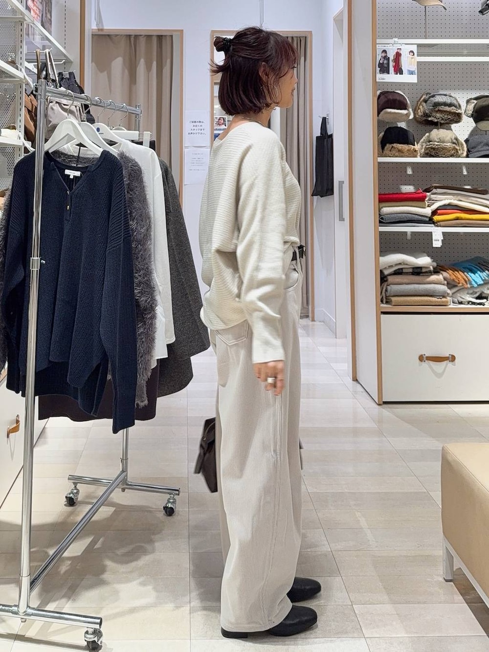 ブラウン系のボストンバッグ、グレー系のその他パンツ、グレー系のワンピースを着用したレディースの秋コーディネートの9枚目の写真