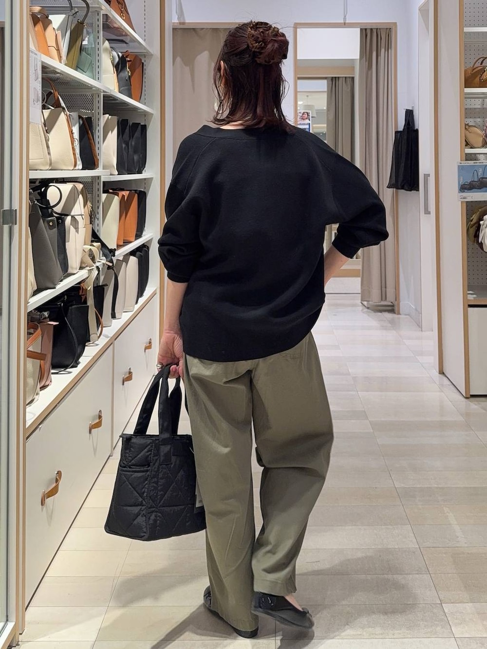 ブラック系のバレエシューズ、ブラック系のトートバッグ、ブラック系のカーディガン/ボレロを着用したレディースの春コーディネートの9枚目の写真