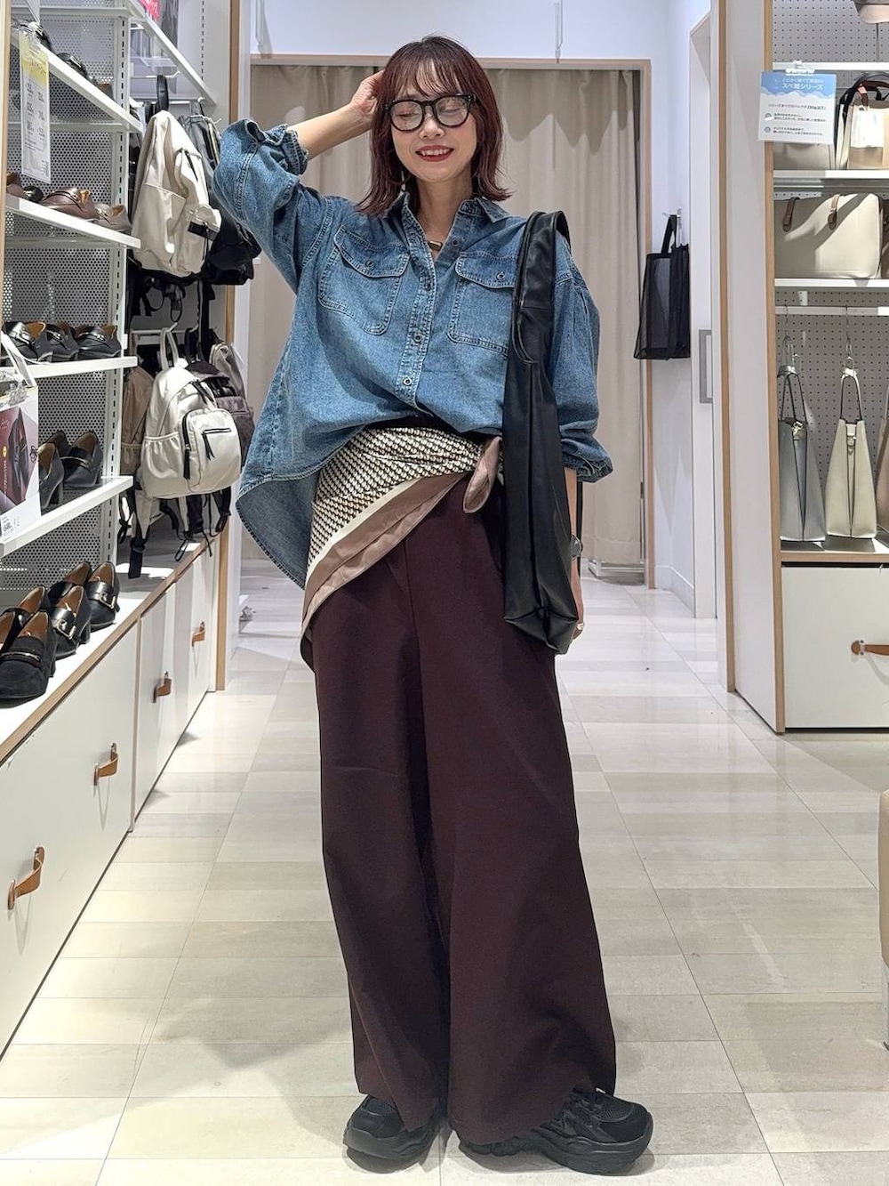 グレー系のバックパック/リュック、グレー系のスニーカー、グレー系のTシャツ/カットソーを着用したレディースの秋コーディネートの3枚目の写真