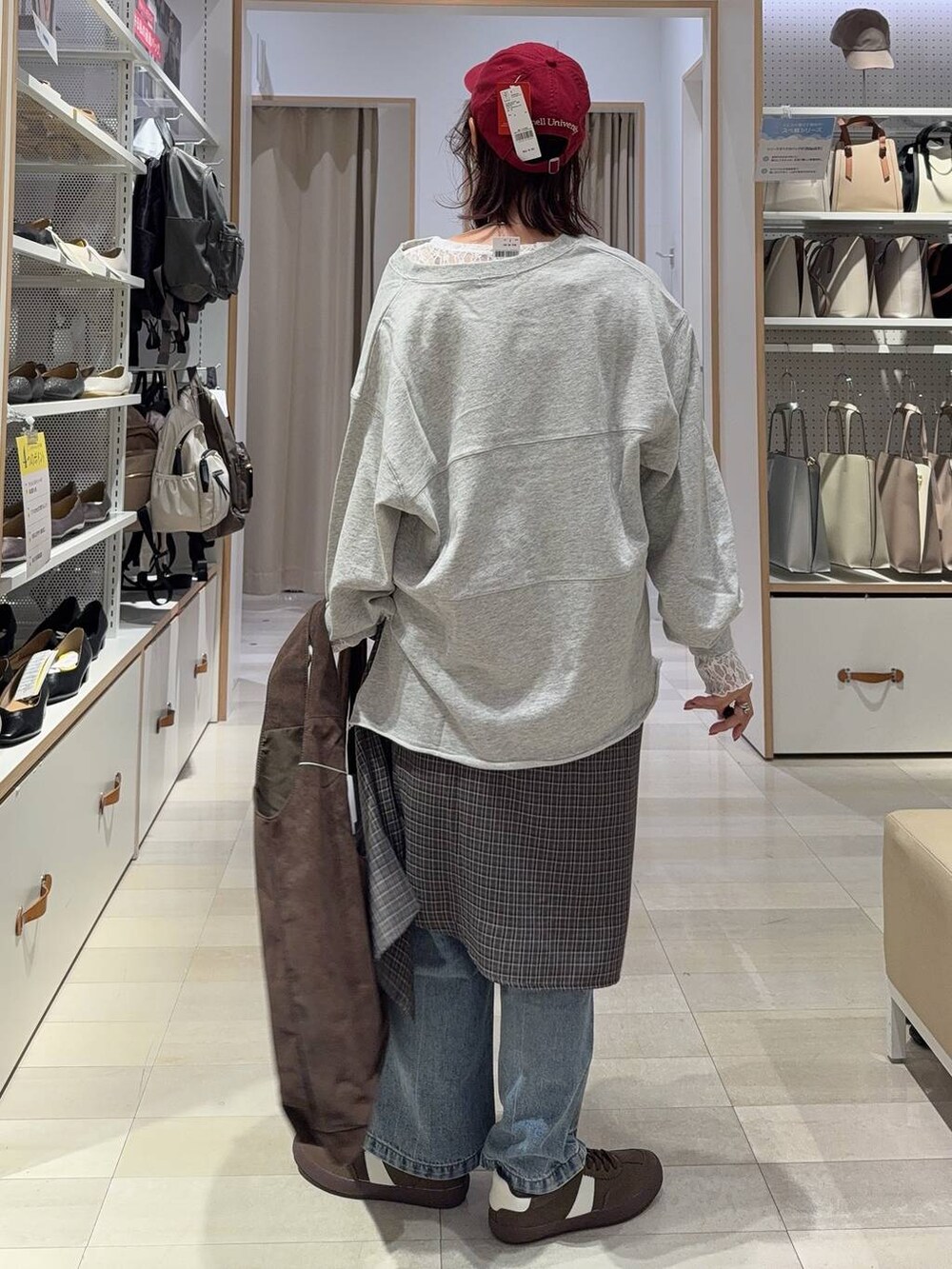 ブルー系のデニムパンツ、ブラウン系のトートバッグ、ブラウン系のシャツ/ブラウスを着用したレディースの秋コーディネートの7枚目の写真