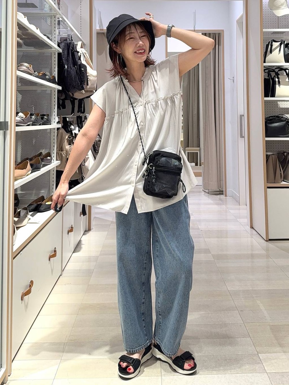 ベージュ系のボストンバッグ、ブラック系のキャミソール、ブラック系のその他パンツを着用したレディースの夏コーディネートの2枚目の写真