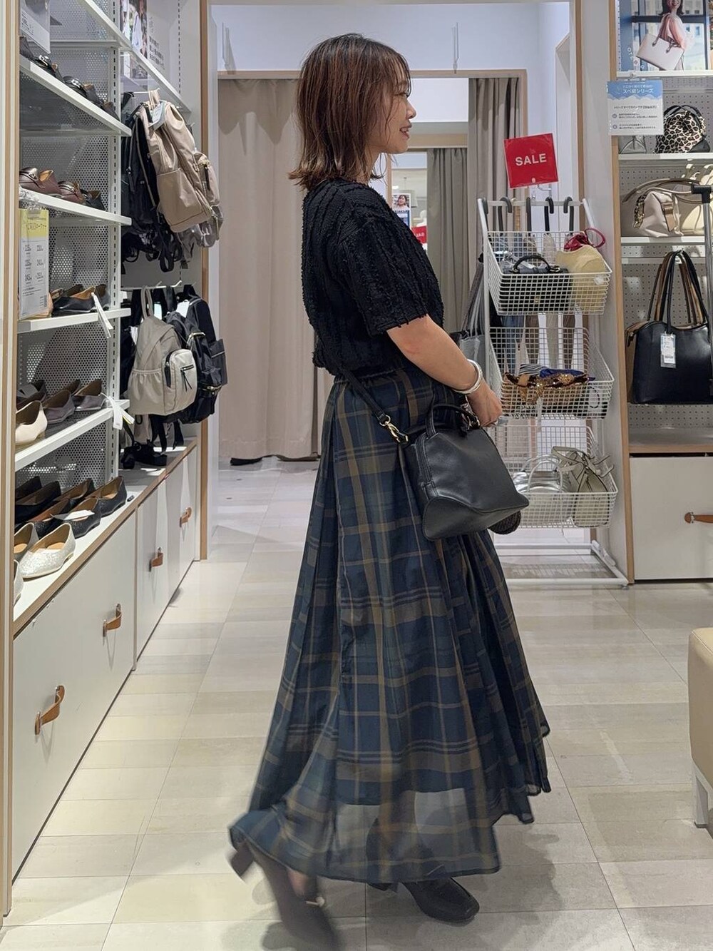 ブラック系のショルダーバッグ、ホワイト系のスニーカー、ブラック系のローファーを着用したレディースの夏コーディネートの8枚目の写真