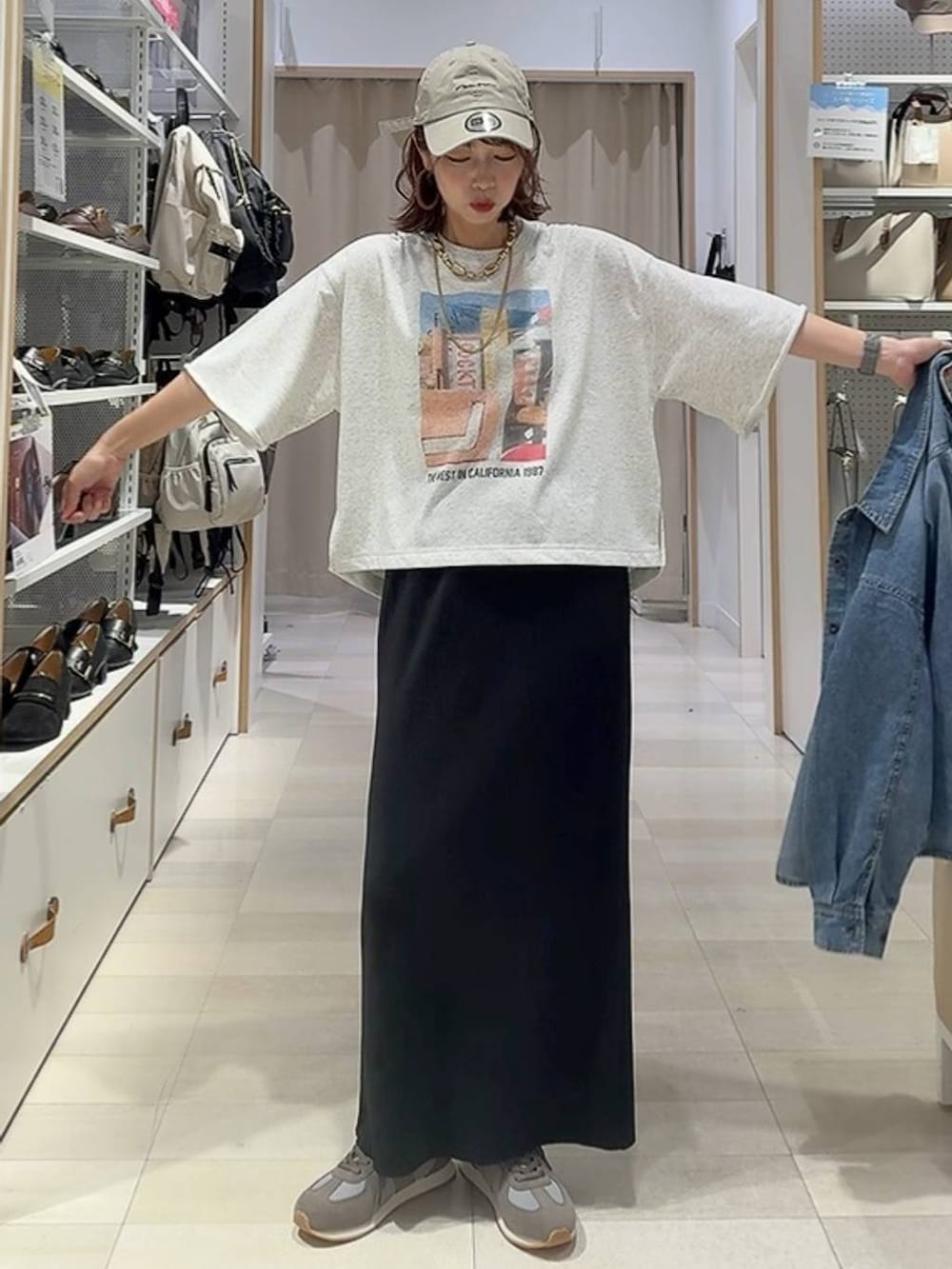 グレー系のバックパック/リュック、グレー系のスニーカー、グレー系のTシャツ/カットソーを着用したレディースの秋コーディネートの2枚目の写真