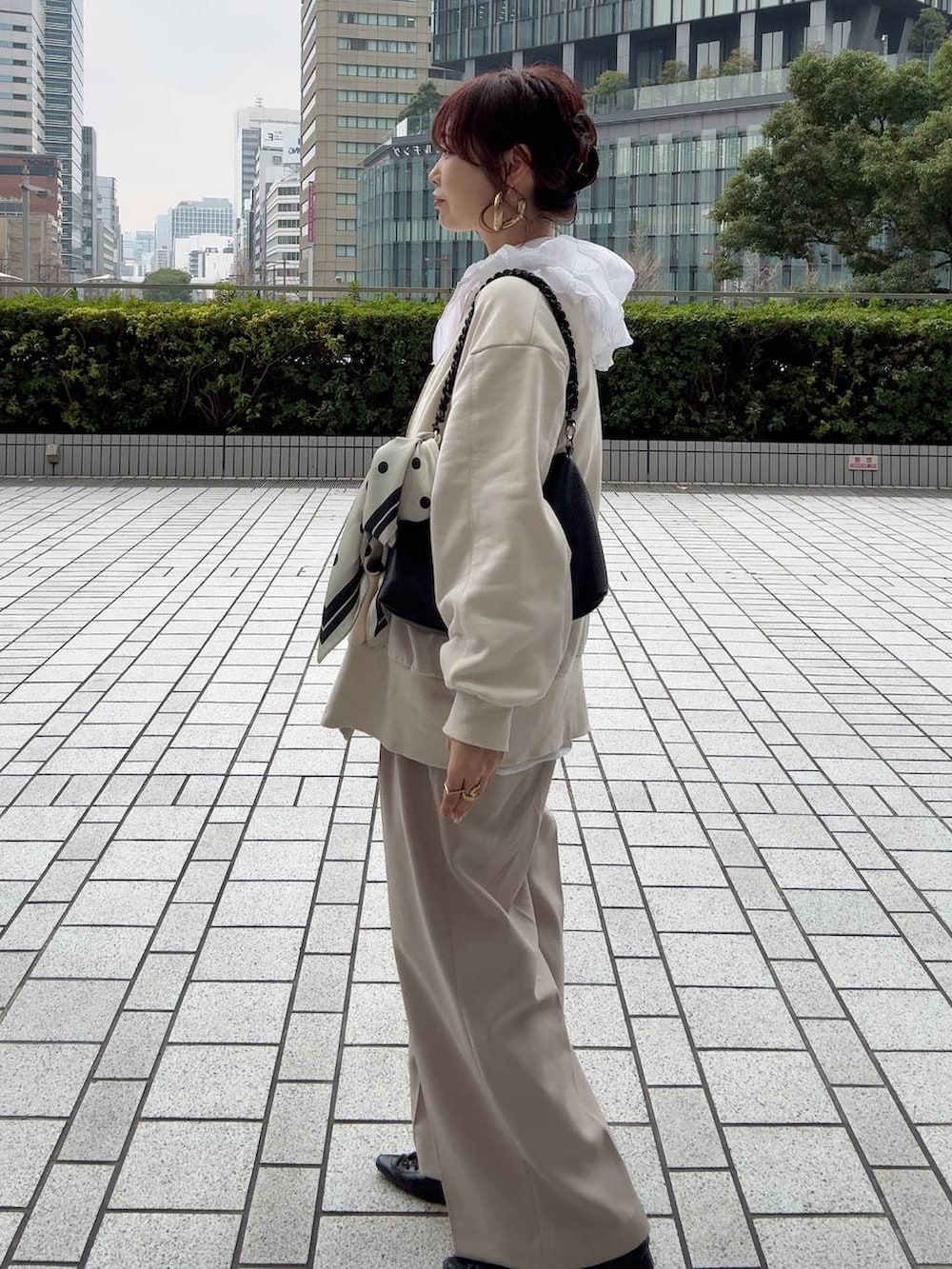 ホワイト系のキャミソール、ホワイト系のシャツ/ブラウス、ベージュ系のその他パンツを着用したレディースの冬コーディネートの6枚目の写真