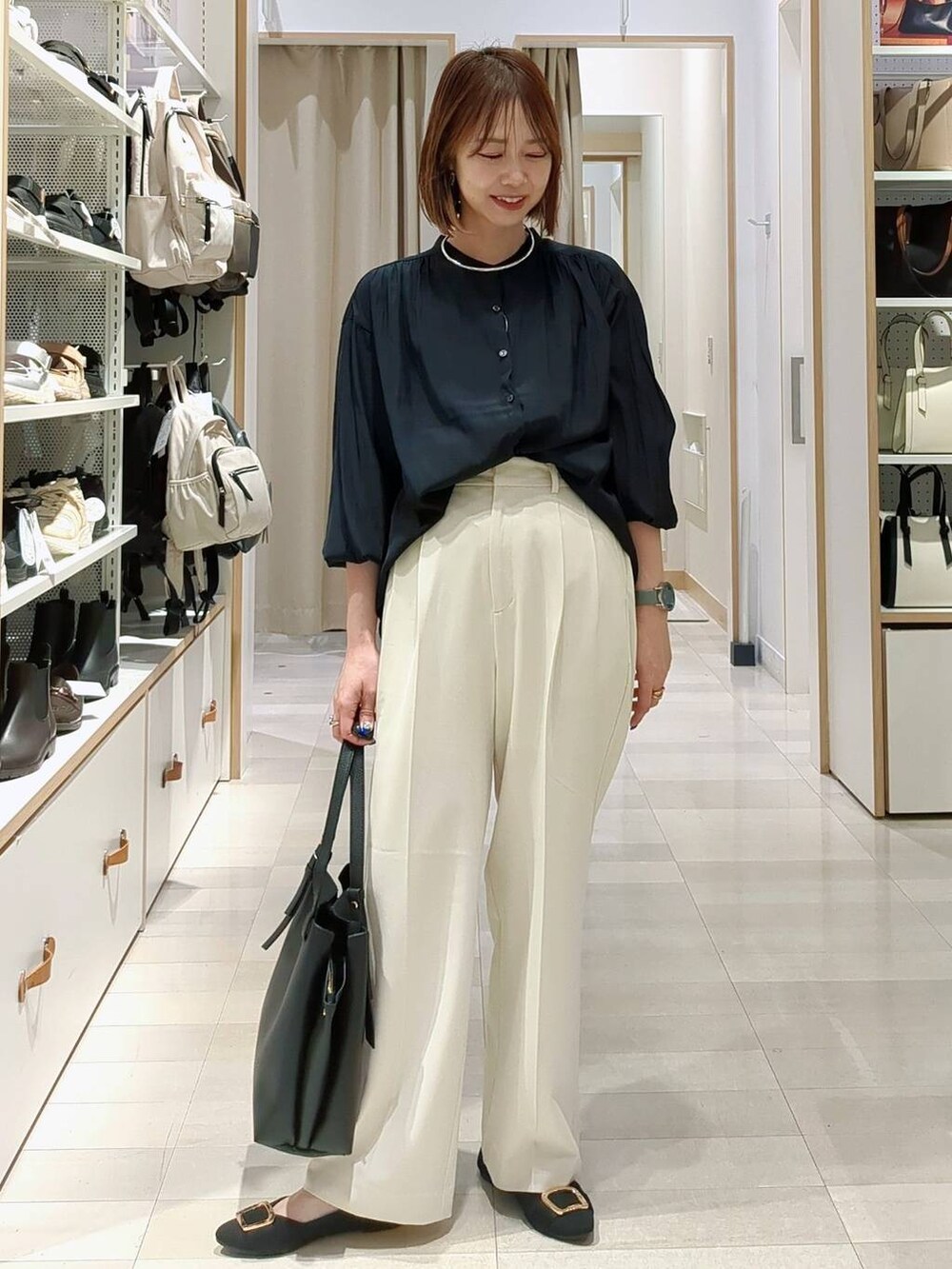 ブルー系のシャツ/ブラウス、ブルー系のその他パンツ、ホワイト系のトートバッグを着用したレディースの春コーディネートの2枚目の写真