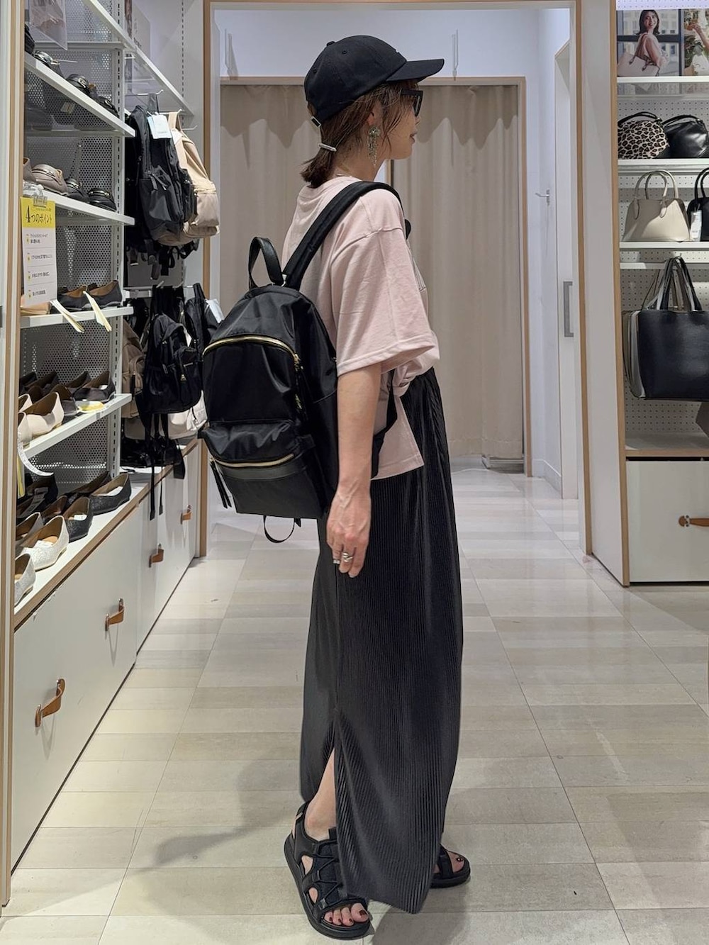 ブラック系のキャミソール、ブラック系のその他パンツ、ブラック系のサンダルを着用したレディースの夏コーディネートの6枚目の写真