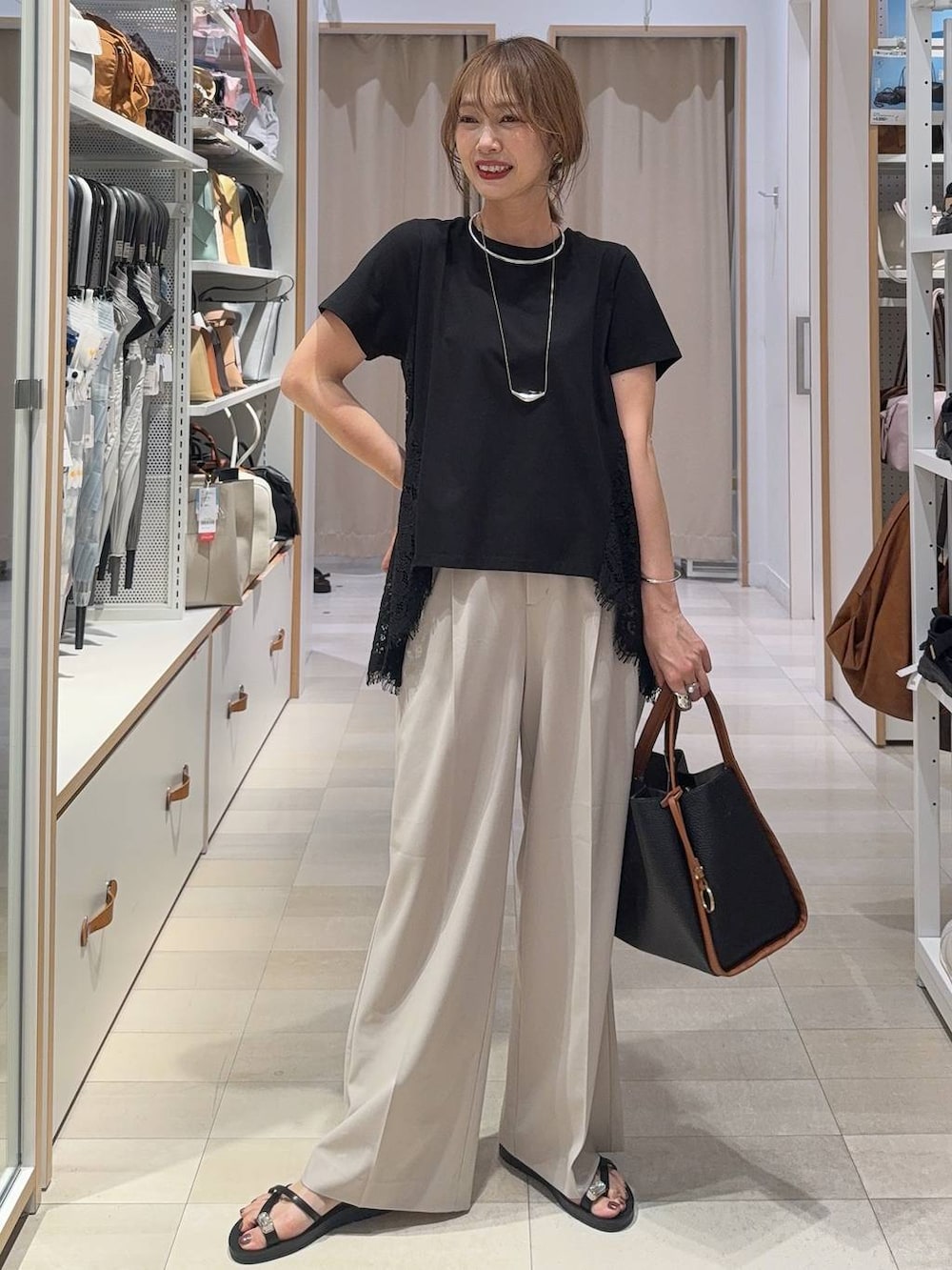 ブラック系のトートバッグ、ベージュ系のその他パンツ、ベージュ系のその他パンツを着用したレディースの夏コーディネートの2枚目の写真