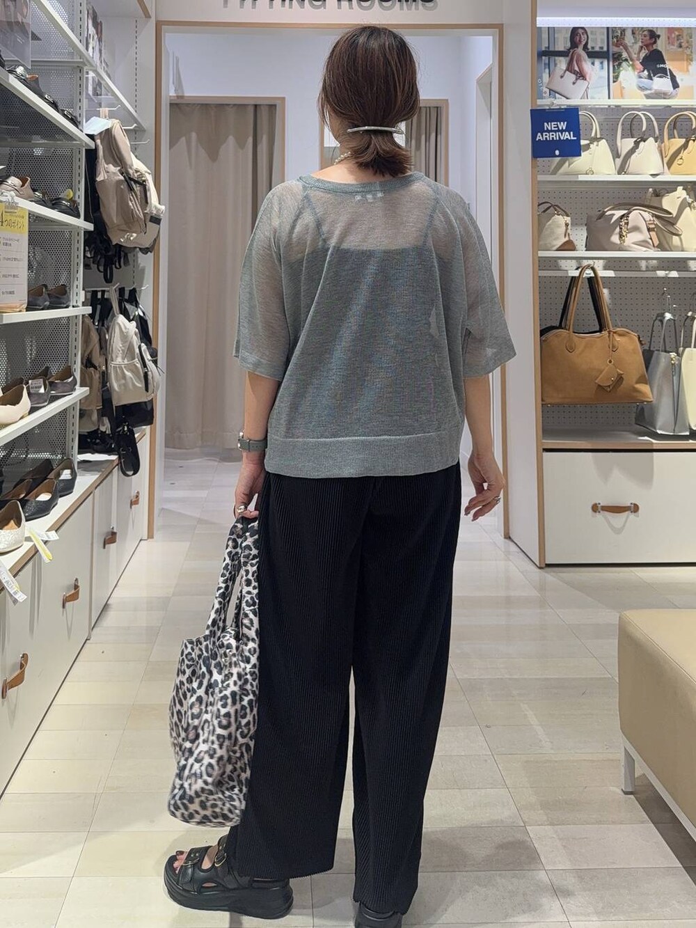 ブラック系のキャミソール、その他のトートバッグ、ブラック系のサンダルを着用したレディースの夏コーディネートの6枚目の写真