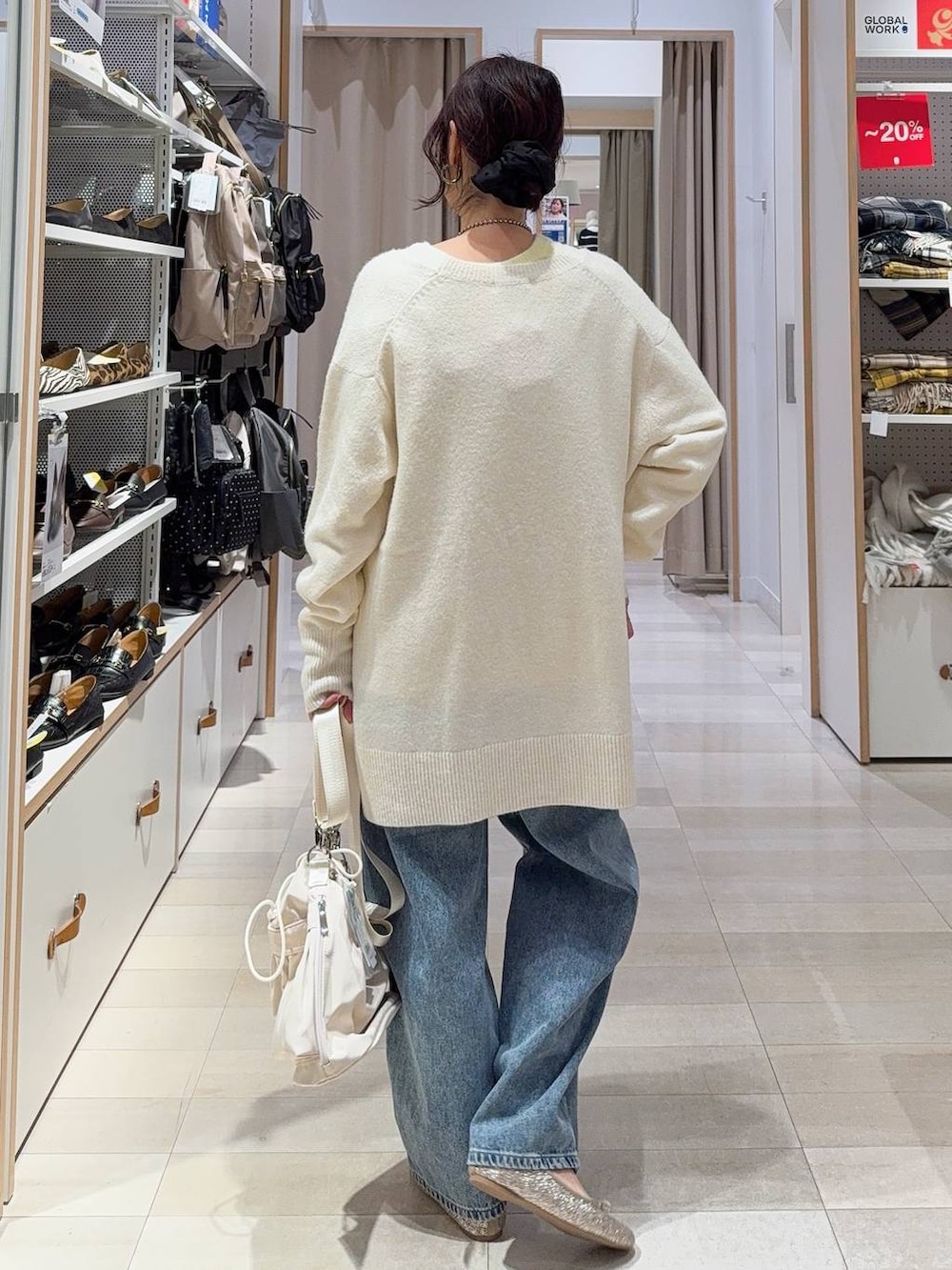 ゴールド系のバレエシューズ、ホワイト系のカーディガン/ボレロ、イエロー系のニット/セーターを着用したレディースの冬コーディネートの7枚目の写真