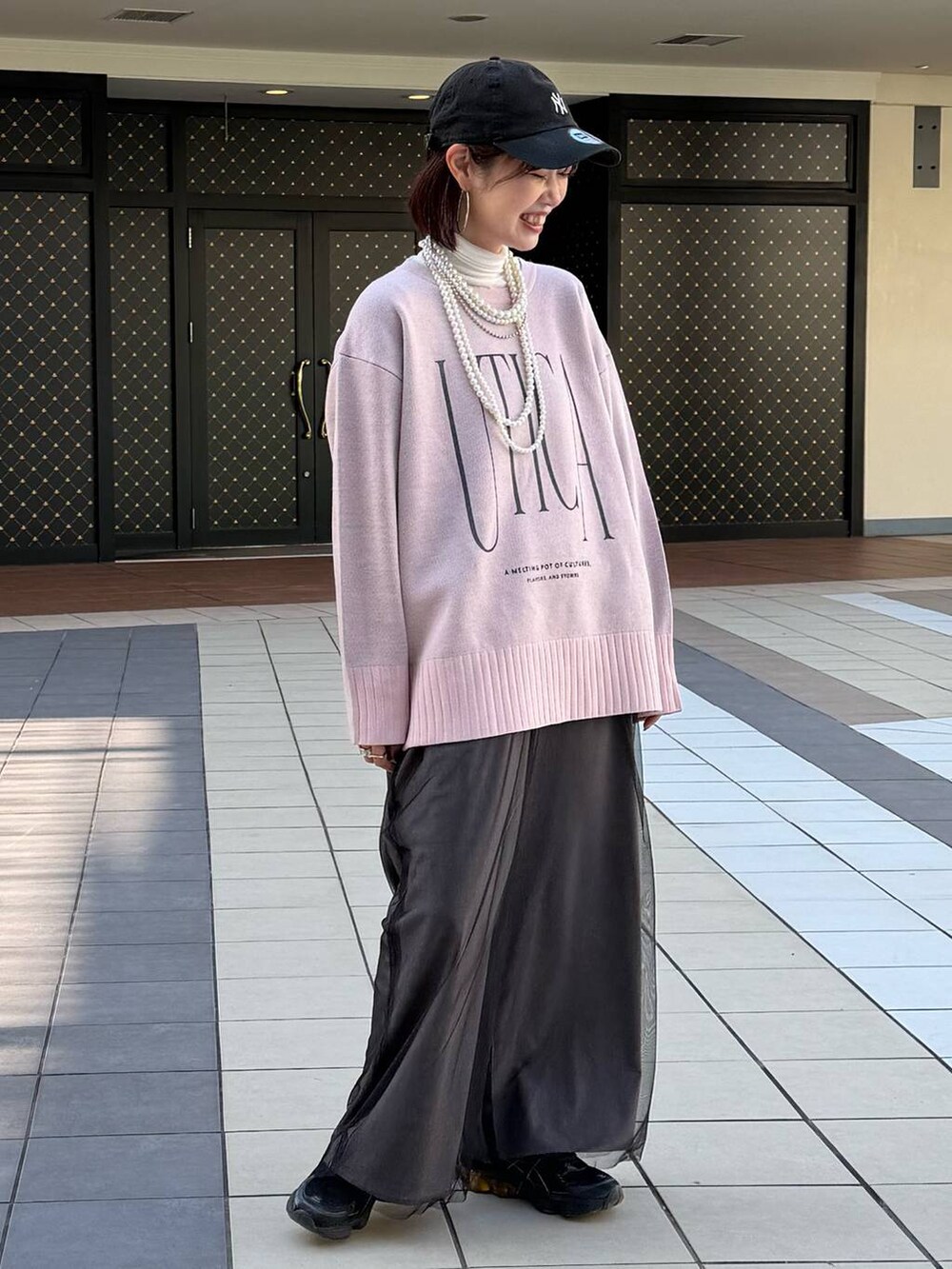 ホワイト系のTシャツ/カットソー、ブラック系のブルゾン、グレー系のその他パンツを着用したレディースの冬コーディネートの3枚目の写真