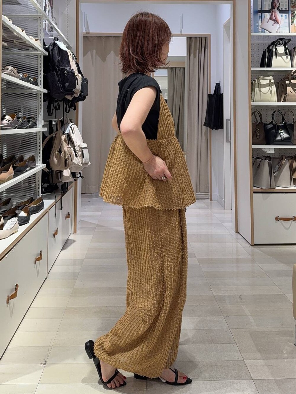 ベージュ系のパンプス、ベージュ系のニット/セーター、ホワイト系のワンピースを着用したレディースの夏コーディネートの8枚目の写真