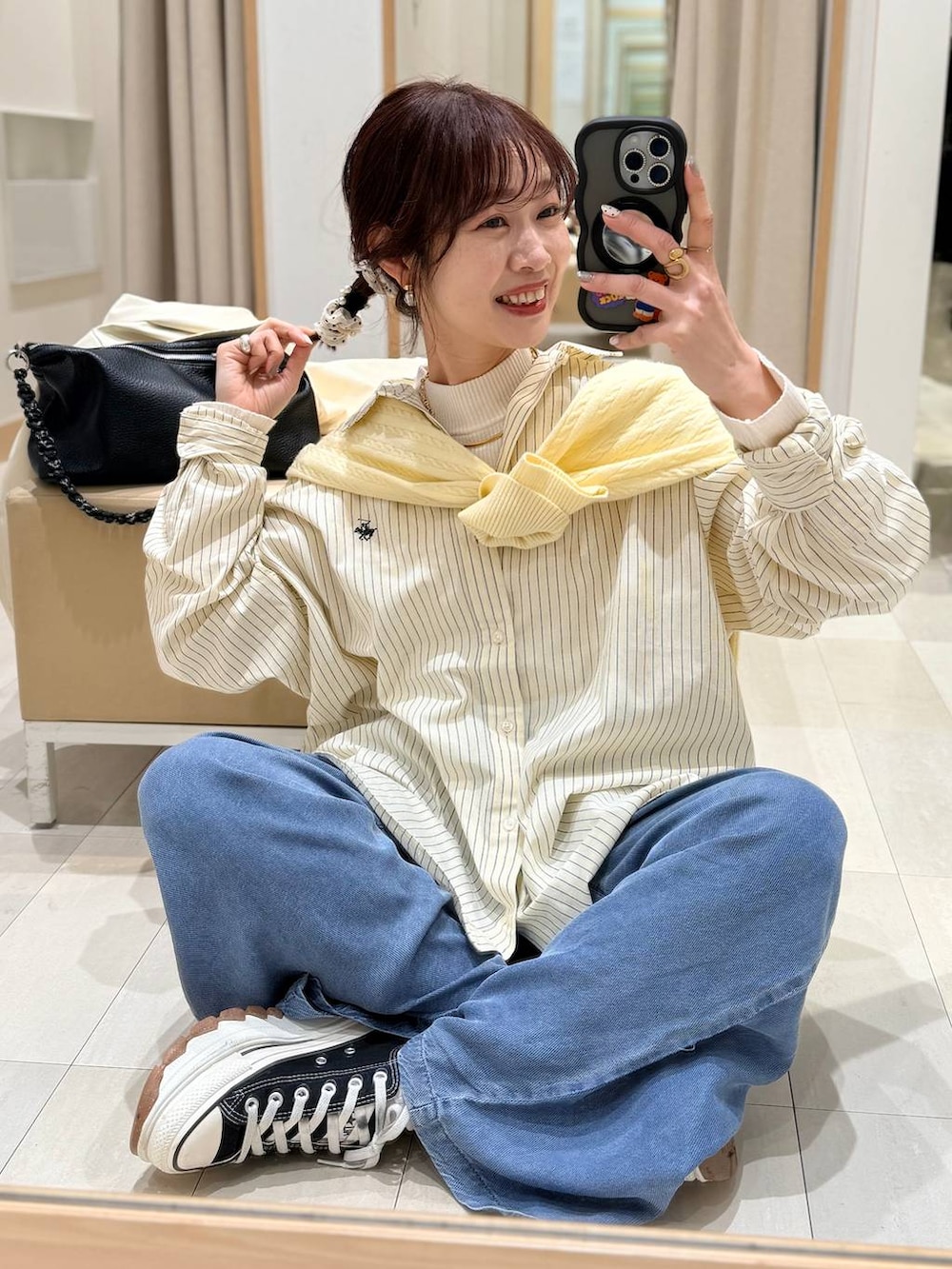 ホワイト系のブルゾン、ホワイト系のニット/セーター、イエロー系のカーディガン/ボレロを着用したレディースの春コーディネートの2枚目の写真