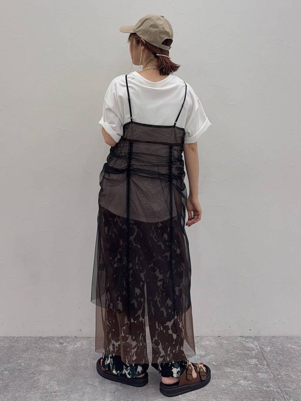 ホワイト系のTシャツ/カットソー、グリーン系のその他パンツ、ベージュ系のキャップを着用したレディースの夏コーディネートの4枚目の写真