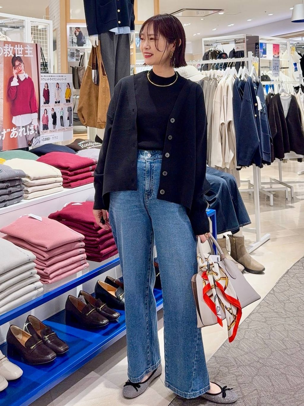 ベージュ系のブルゾン、ホワイト系のTシャツ/カットソー、イエロー系のワンピースを着用したレディースの秋コーディネートの4枚目の写真