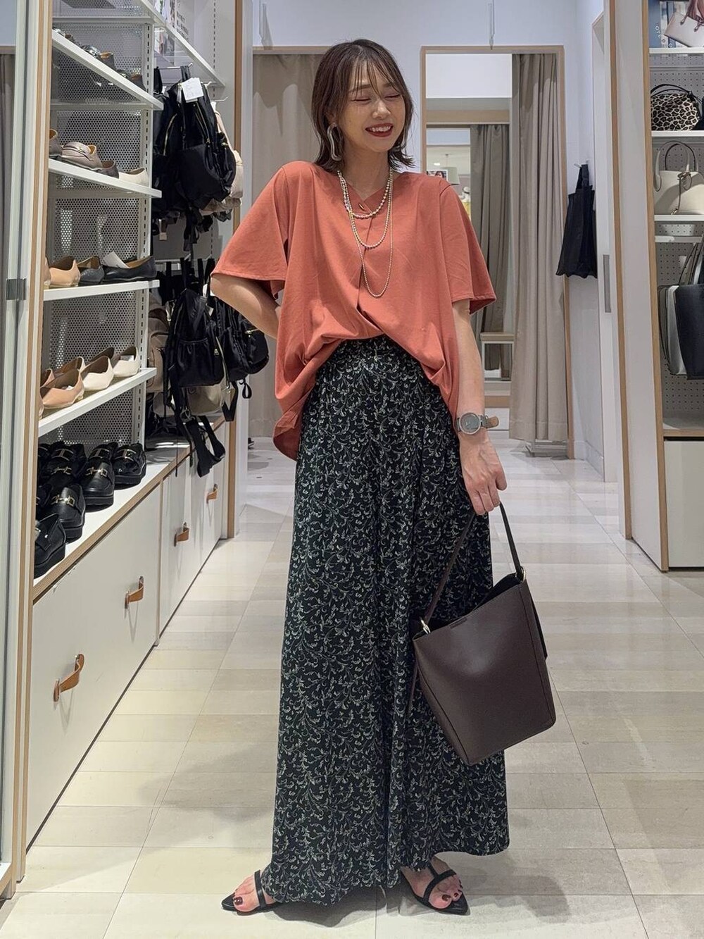 ブラウン系のTシャツ/カットソー、ホワイト系のショルダーバッグ、ブラック系のサンダルを着用したレディースの夏コーディネートの2枚目の写真