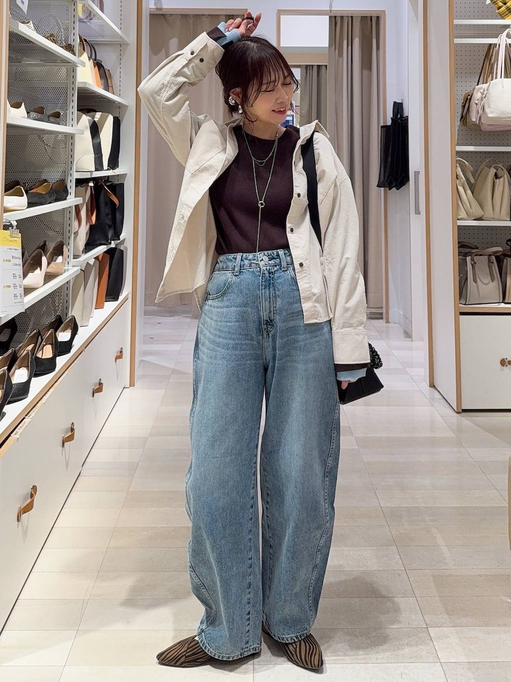 その他のパンプス、ブルー系のデニムパンツ、ベージュ系のシャツ/ブラウスを着用したレディースの冬コーディネートの2枚目の写真