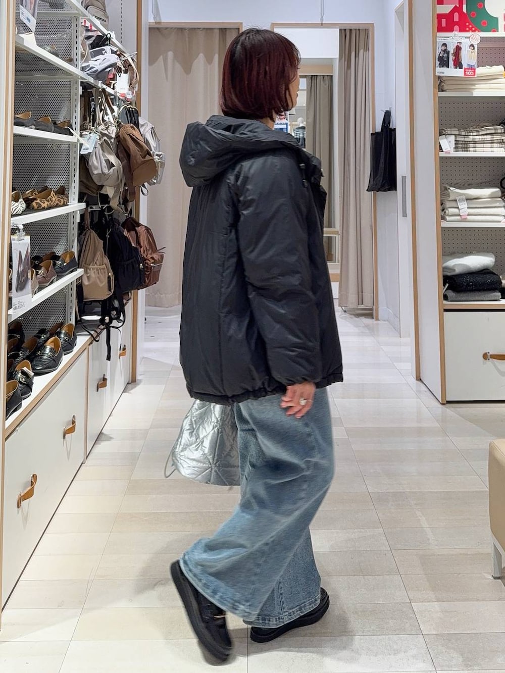 ブラック系のローファー、ブラック系のダウンジャケット/コート、シルバー系のハンドバッグを着用したレディースの冬コーディネートの4枚目の写真