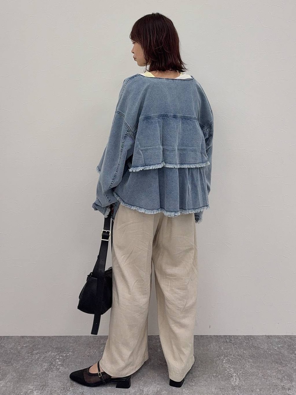 ホワイト系のその他パンツ、ブラック系のショルダーバッグ、シルバー系のネックレスを着用したレディースの春コーディネートの4枚目の写真