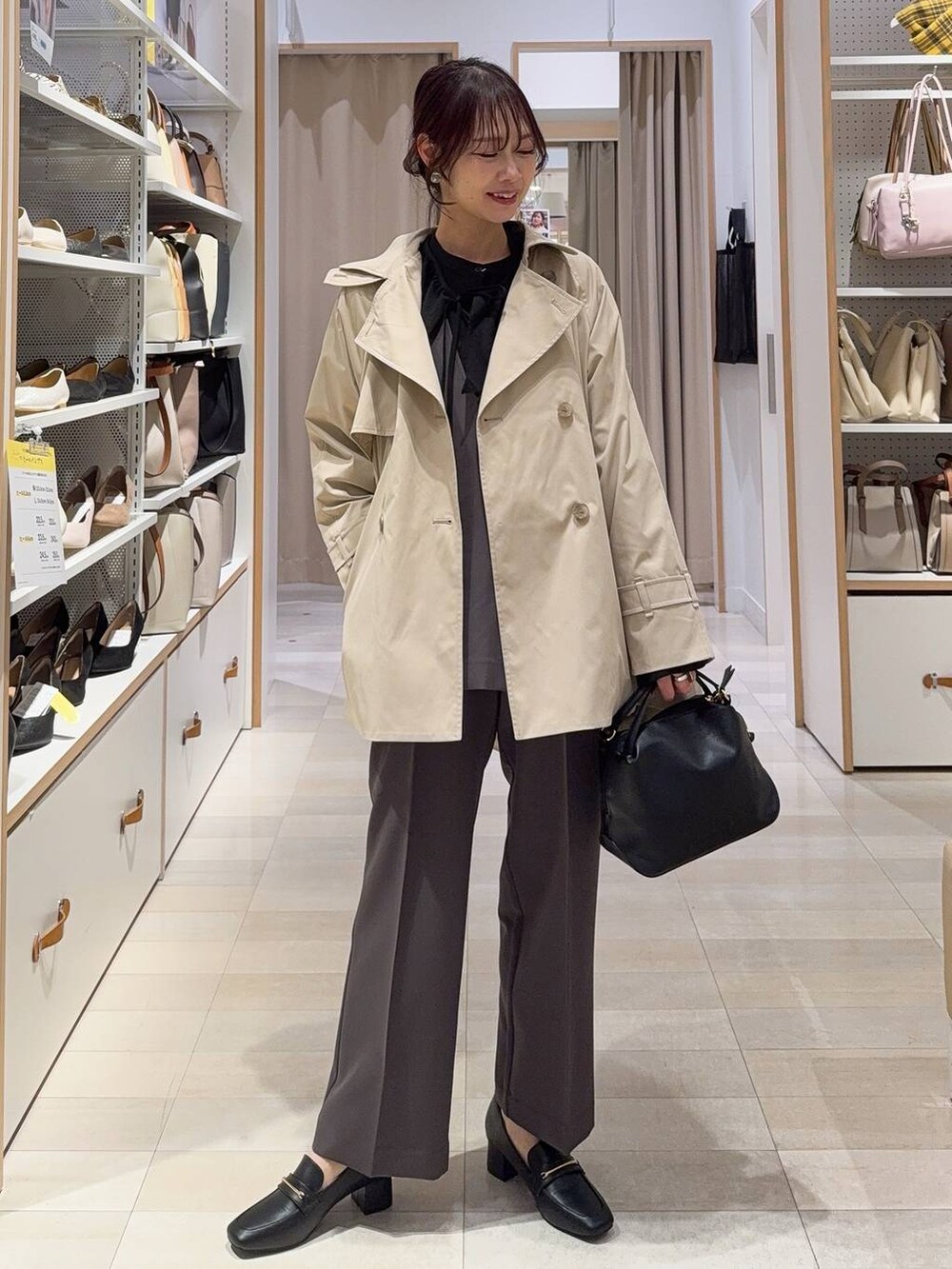 ブラック系のショルダーバッグ、ブラック系のローファー、グレー系のセットアップを着用したレディースの冬コーディネートの3枚目の写真