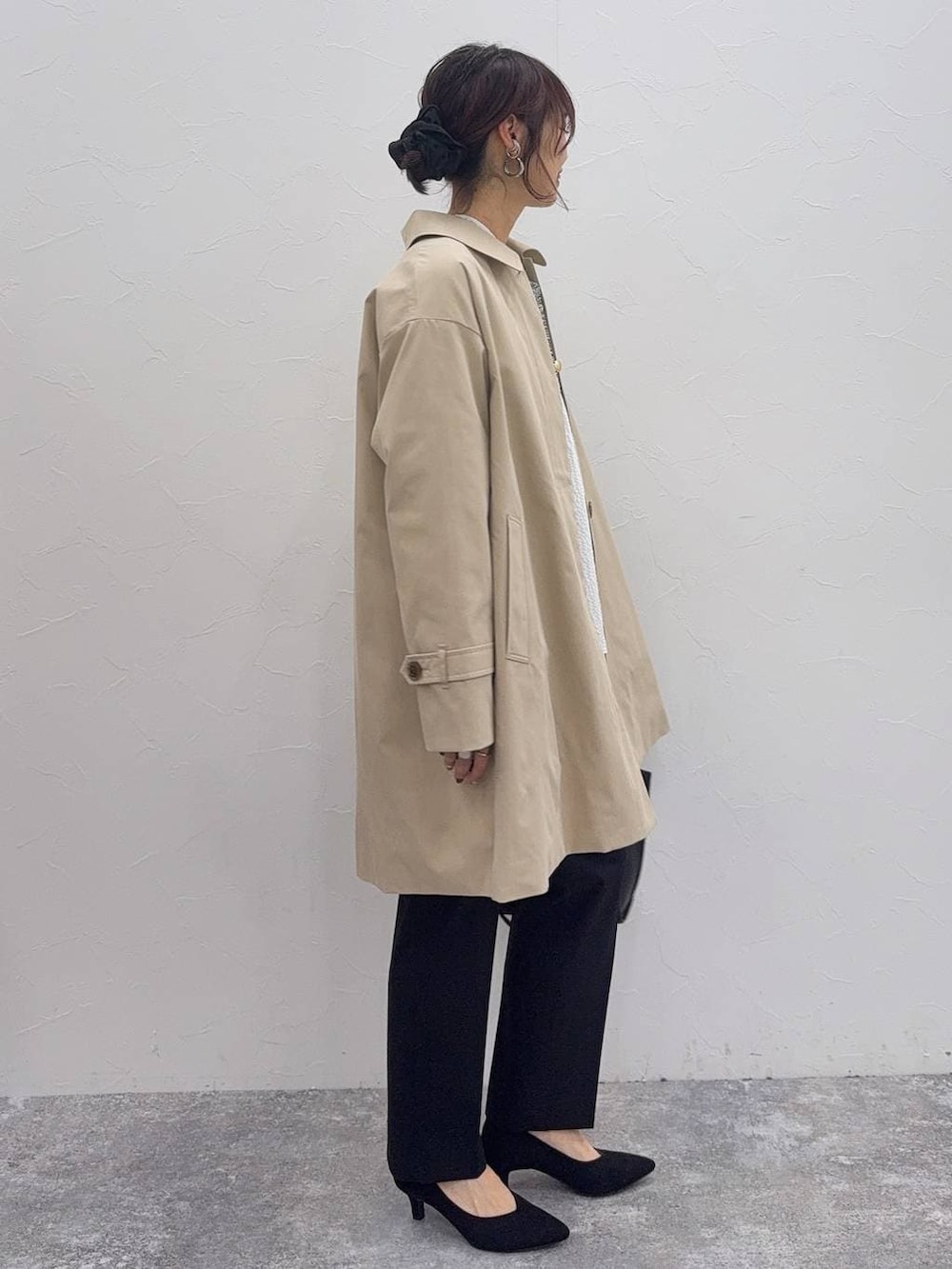 ブラック系のパンプス、ホワイト系のシャツ/ブラウス、ブラック系のスラックスを着用したレディースの冬コーディネートの4枚目の写真