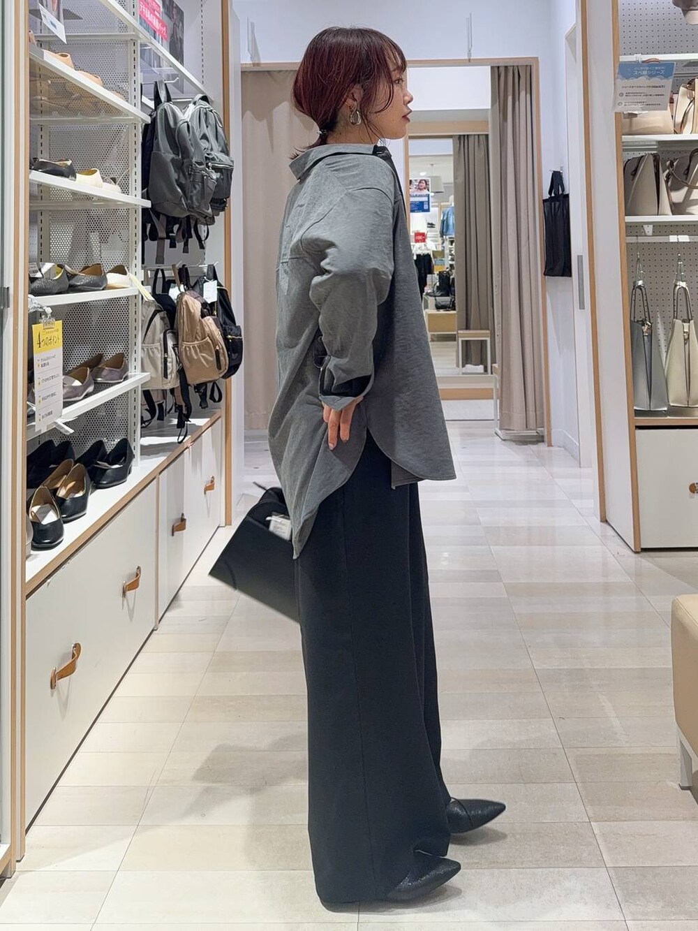 ブラック系のパンプス、ブラック系のその他パンツ、ブラック系のシャツ/ブラウスを着用したレディースの秋コーディネートの4枚目の写真