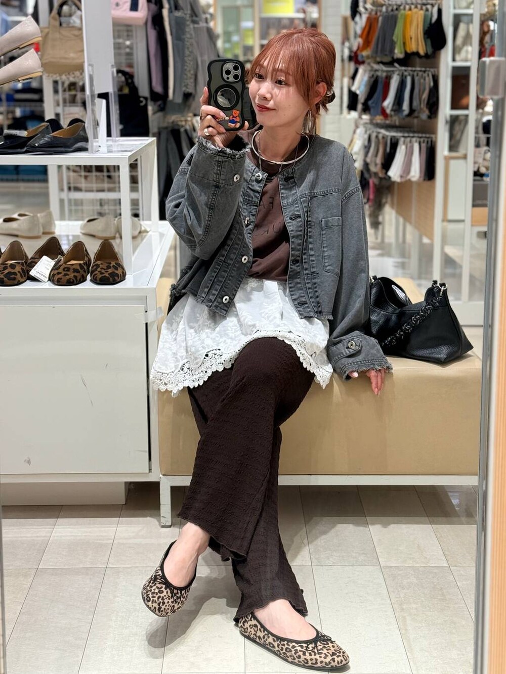 ブラウン系のスウェット、ブラウン系のその他パンツ、シルバー系のネックレスを着用したレディースの春コーディネートの2枚目の写真