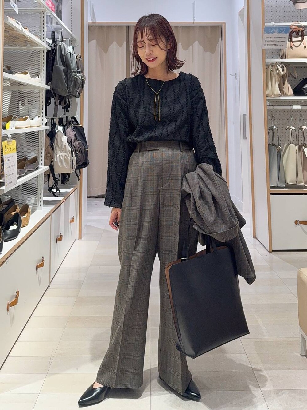 ブラウン系のローファー、ホワイト系のTシャツ/カットソー、ベージュ系のカーディガン/ボレロを着用したレディースの秋コーディネートの3枚目の写真