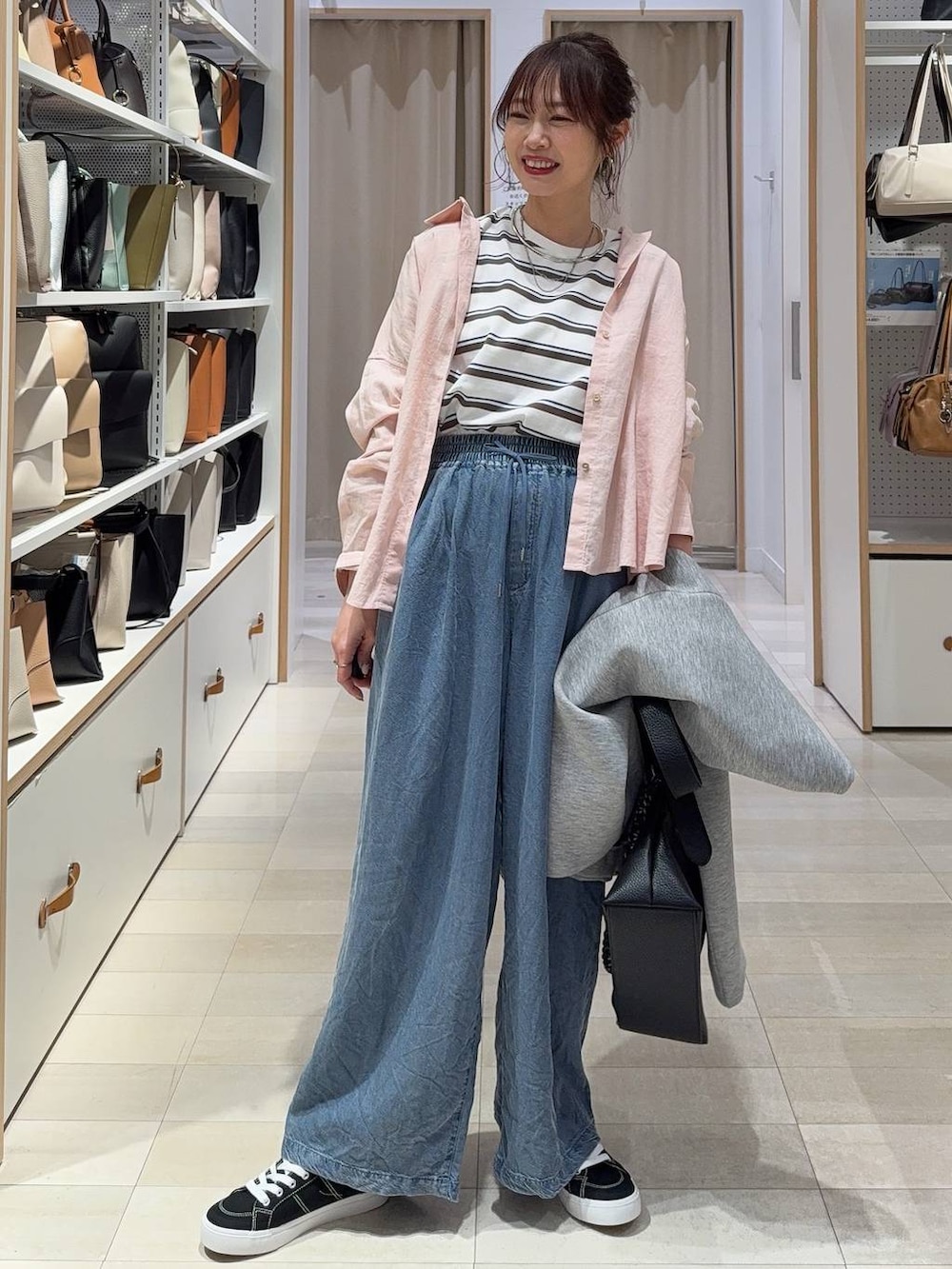 ピンク系のシャツ/ブラウス、ブラック系のその他パンツ、ブラック系のスニーカーを着用したレディースの春コーディネートの5枚目の写真