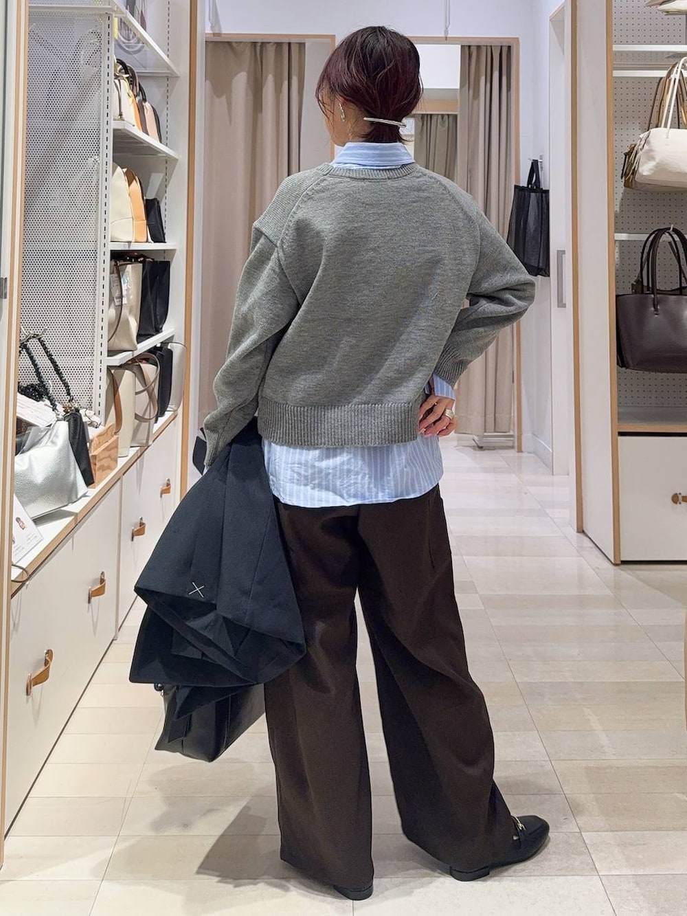 ブラック系のローファー、ブラック系のボストンバッグ、ブルー系のテーラードジャケットを着用したレディースの冬コーディネートの9枚目の写真