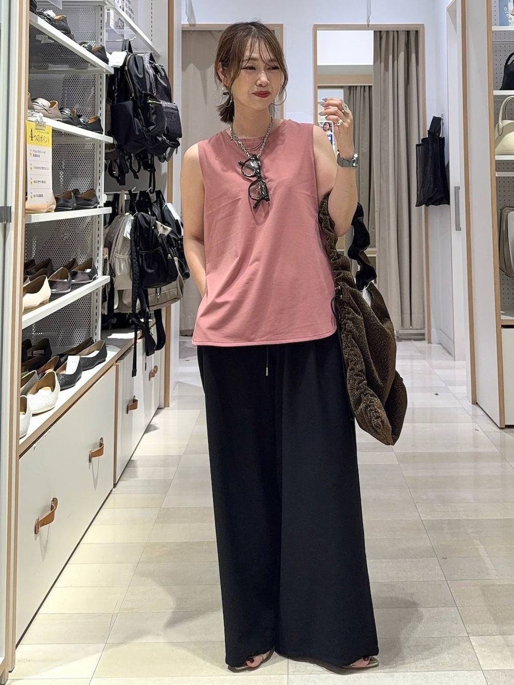 「カジュアル、GLOBAL WORK、きれいめ、ベーシック/シンプル、着痩せ・細見え、ママコーデ、体型カバー」|「GLOBAL WORKのラメシャーリング3WAYショルダー/120753(ショルダーバッグ、ブラウン系)」を使った、せこ子さん(レディース・159cm)の夏コーディネートの2枚目の写真
