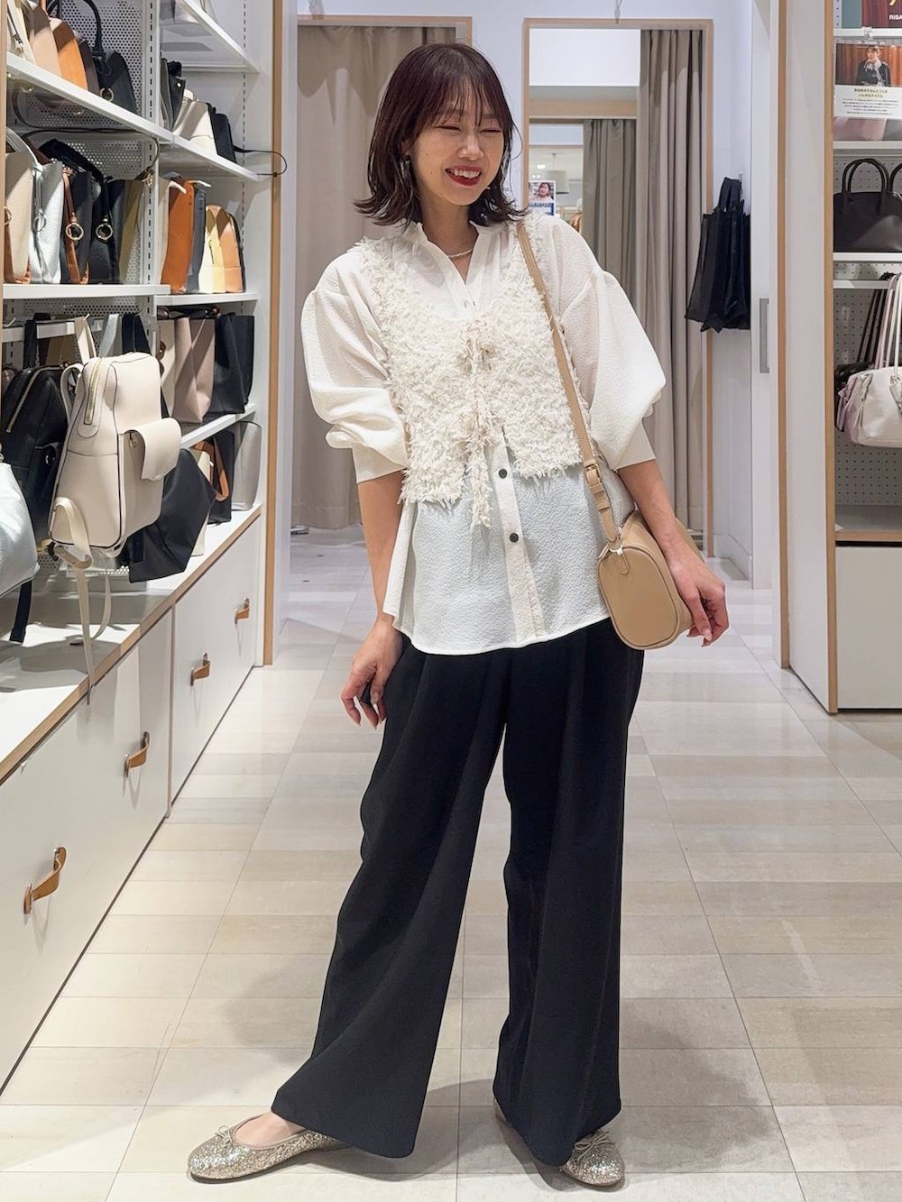 その他のショルダーバッグ、その他のパンプス、ブラウン系のニット/セーターを着用したレディースの春コーディネートの5枚目の写真