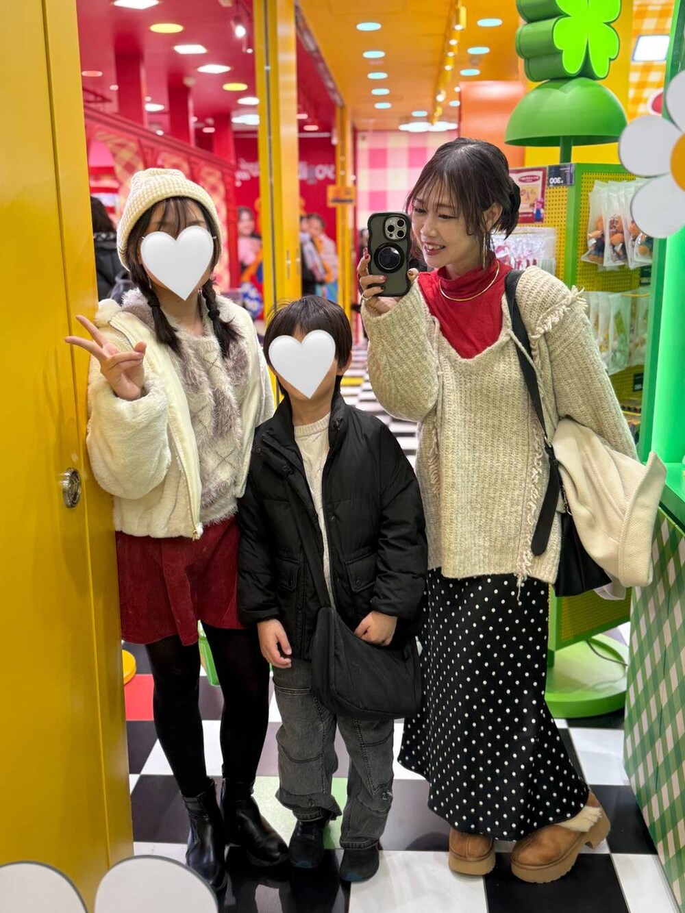 ホワイト系のニット/セーター、ブラック系のスカート、ベージュ系のブルゾンを着用したレディースの冬コーディネートの9枚目の写真