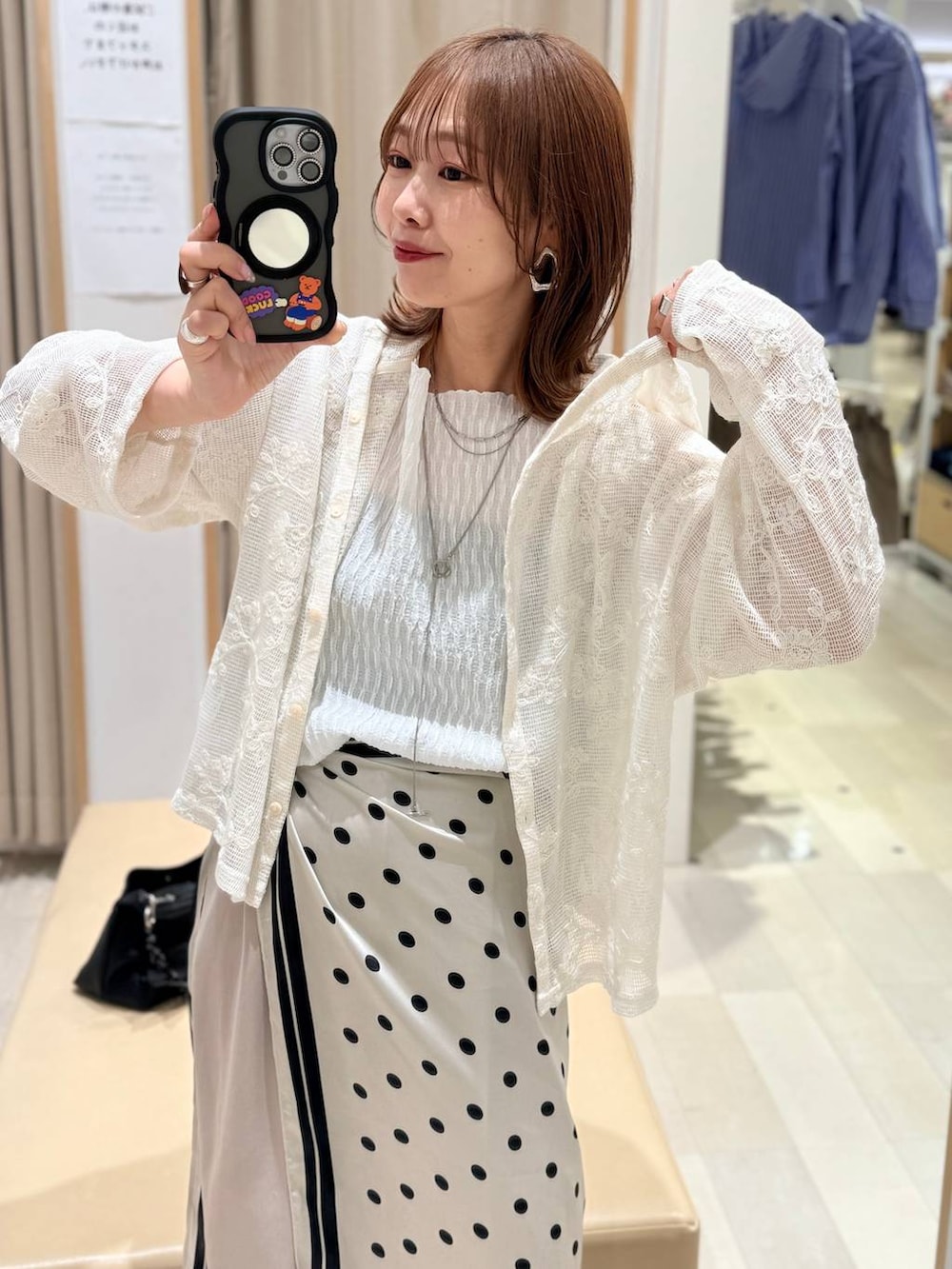 ベージュ系のその他パンツ、ブラウン系のキャミソール、ベージュ系のパーカーを着用したレディースの春コーディネートの2枚目の写真