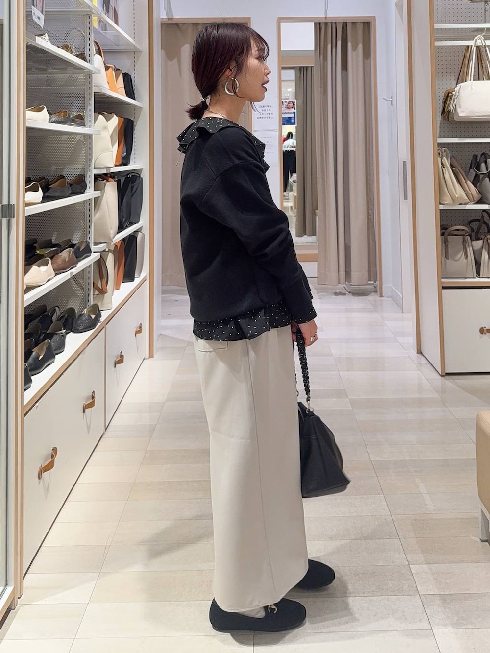 ブラック系のローファー、グレー系のスカート、ブラック系のシャツ/ブラウスを着用したレディースの冬コーディネートの4枚目の写真