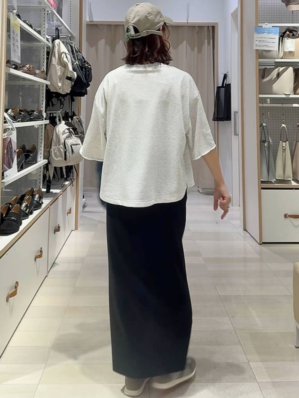 グレー系のバックパック/リュック、グレー系のスニーカー、グレー系のTシャツ/カットソーを着用したレディースの秋コーディネートの7枚目の写真