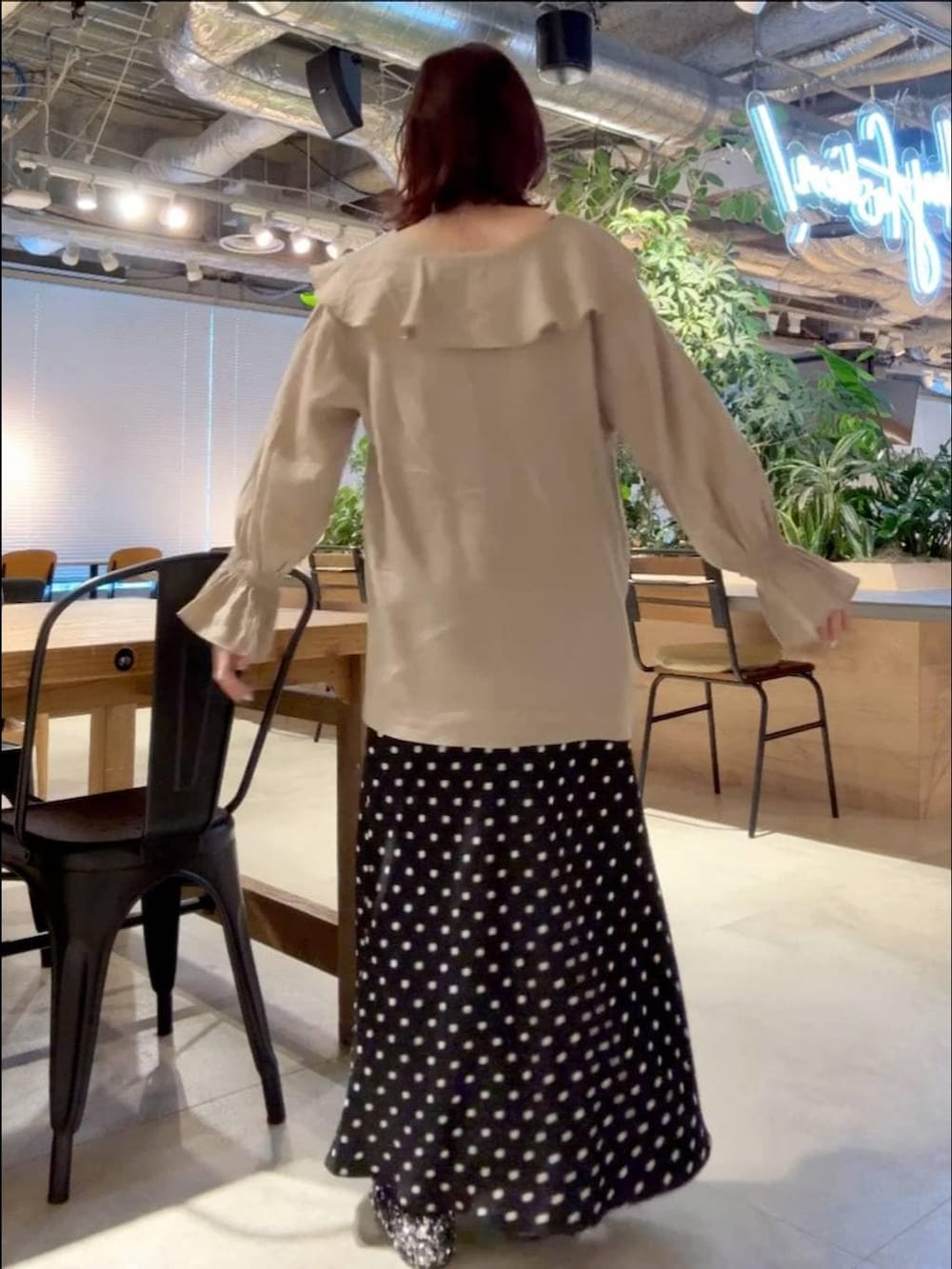 ホワイト系のブルゾン、ブラック系のスカート、ブラック系のボストンバッグを着用したレディースの春コーディネートの8枚目の写真