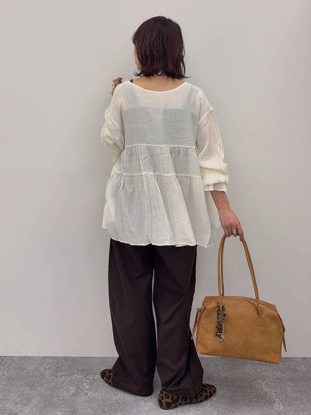 その他のパンプス、ブラウン系のボストンバッグ、ブラウン系のその他パンツを着用したレディースの春コーディネートの9枚目の写真