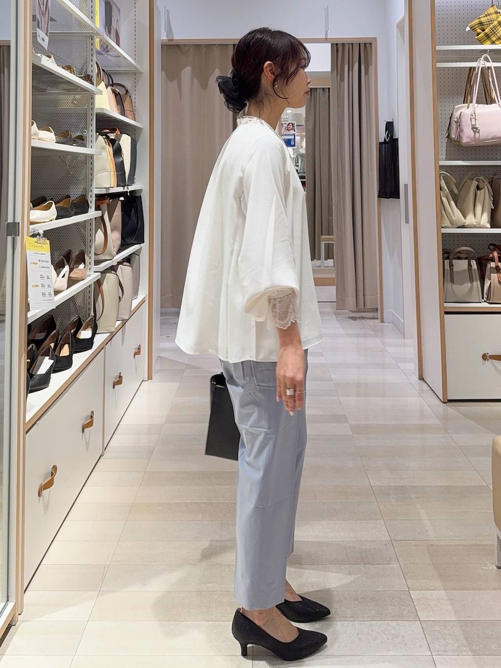 ブラック系のパンプス、ホワイト系のシャツ/ブラウス、ブルー系のスラックスを着用したレディースの冬コーディネートの7枚目の写真